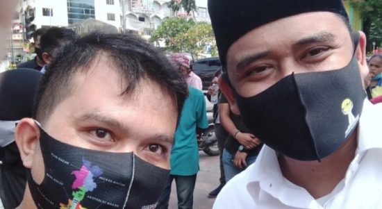 Bakal calon Wali Kota Medan, Bobby Nasution selfie bersama wartawan Tagar, seusai salat Zuhur di Masjid Raya Al Mashun Medan, Kamis, 10 September 2020. (Foto: Tagar/Andi Nasution).