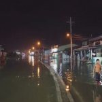 Pasang air laut atau banjir rob kembali menggenangi jalan dan permukiman warga di Pesisir Kota Medan, Sumatera Utara. Dimana ribuan rumah terendam banjir hingga sepaha orang dewasa dua kali dalam sehari. Foto iNews TV/Yudha B. SUMBER: sindonews.com