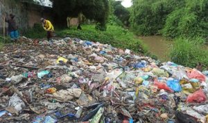 Tumpukan sampah yang menggunung bantaran sungai Deli, Gang Sepakat, Jalan Brigjen Katamso, Kecamatan Medan Johor, Medan, Senin (16/11/2020).Sumber: tribun-medan.com - Kartika Sari