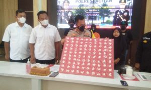 Kapolres Pacitan tunjukkan barang bukti ribuan pil koplo