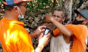 Salah seorang ODGJ di Pacitan saat mendapat perawatan dari tenaga kesehatan.