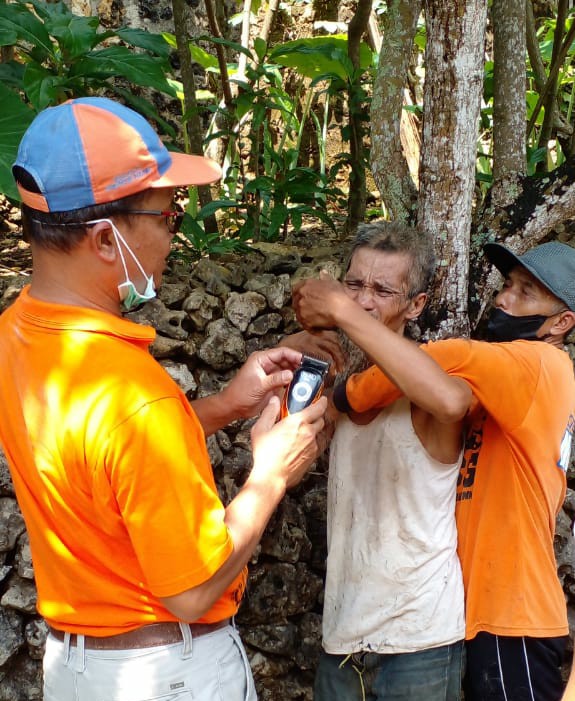 Salah seorang ODGJ di Pacitan saat mendapat perawatan dari tenaga kesehatan.