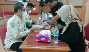 Pelaksanaan vaksinasi covid-19 di Gedung Karya Dharma Pemkab Pacitan .