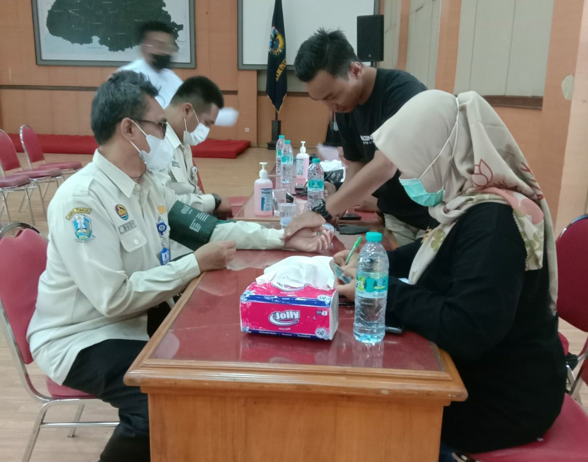 Pelaksanaan vaksinasi covid-19 di Gedung Karya Dharma Pemkab Pacitan .