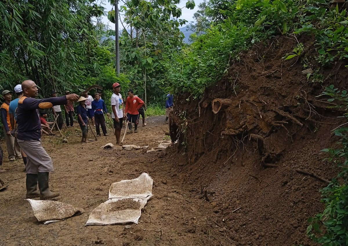 Tanah longsor di Kecamatan Donorojo, Kabupaten Pacitan.