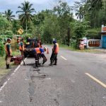 Dinas PUPR Pemprov Jatim turun gunung lakukan perbaikan aspal jalan.