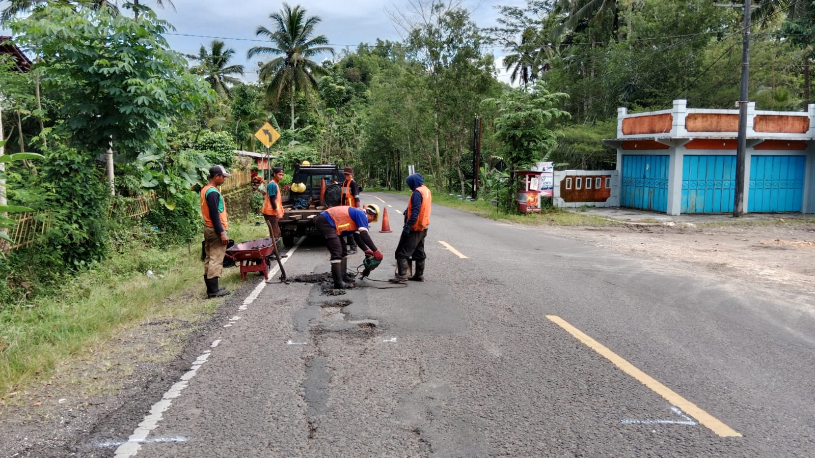 Dinas PUPR Pemprov Jatim turun gunung lakukan perbaikan aspal jalan.