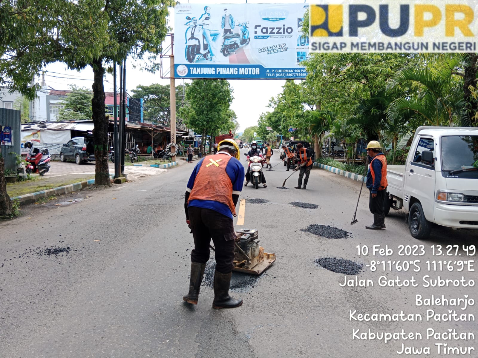 Tim UPT PJJ Nasional tengah melakukan penambalan aspal jalan di Pacitan.