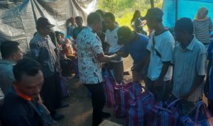 Bupati Aji saat menyerahkan bantuan bagi warga terdampak bencana alam.