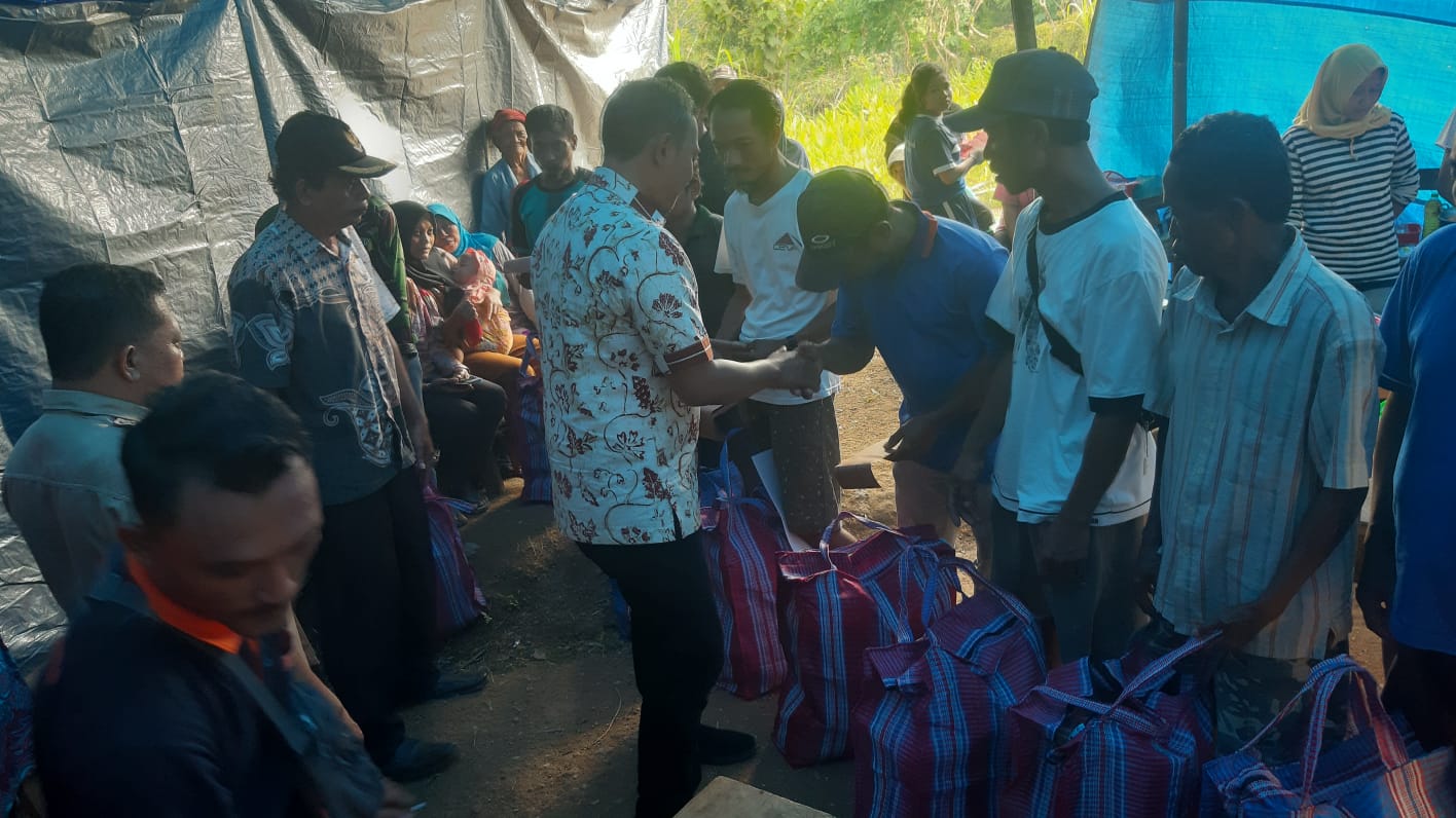 Bupati Aji saat menyerahkan bantuan bagi warga terdampak bencana alam.