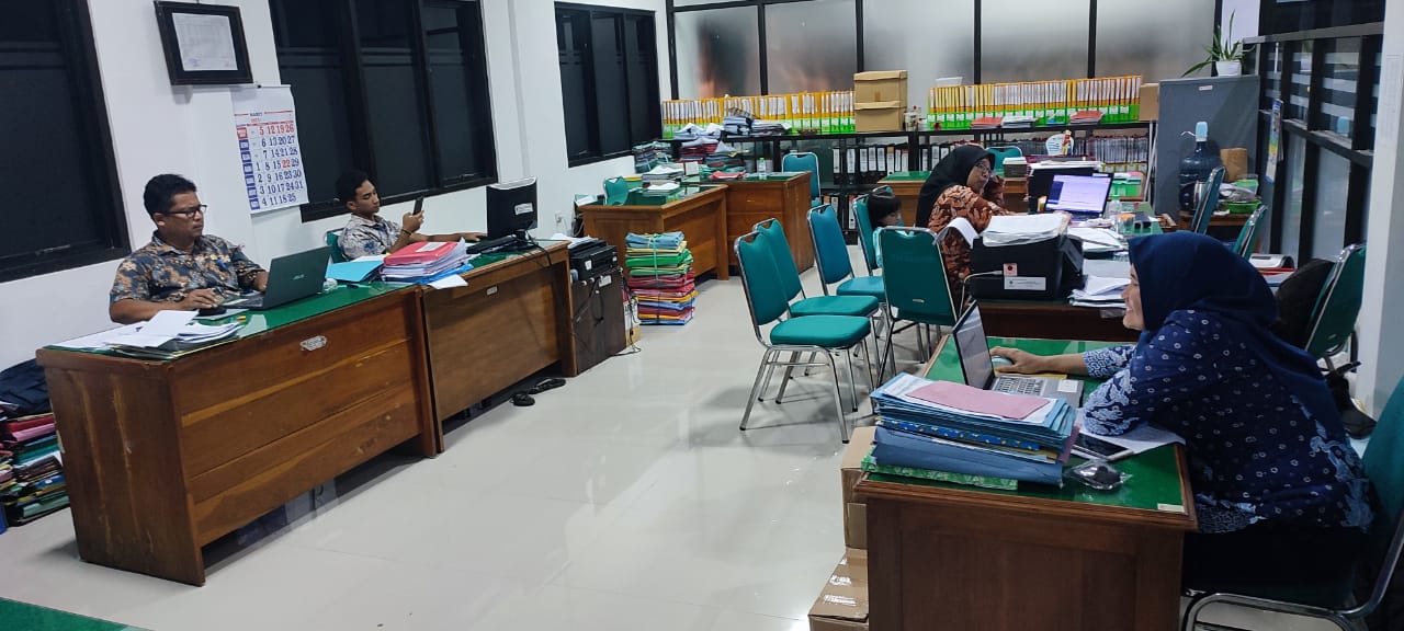 BKP SDM Pacitan kerja lembur demi cairnya TPP pegawai.