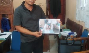 ANW saat menunjukan foto SM Klien dari Fahmi saat mendatangani berita acara.