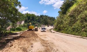 Titik lokasi jalan yang belum diaspal, karena tanah masih terus bergerak.