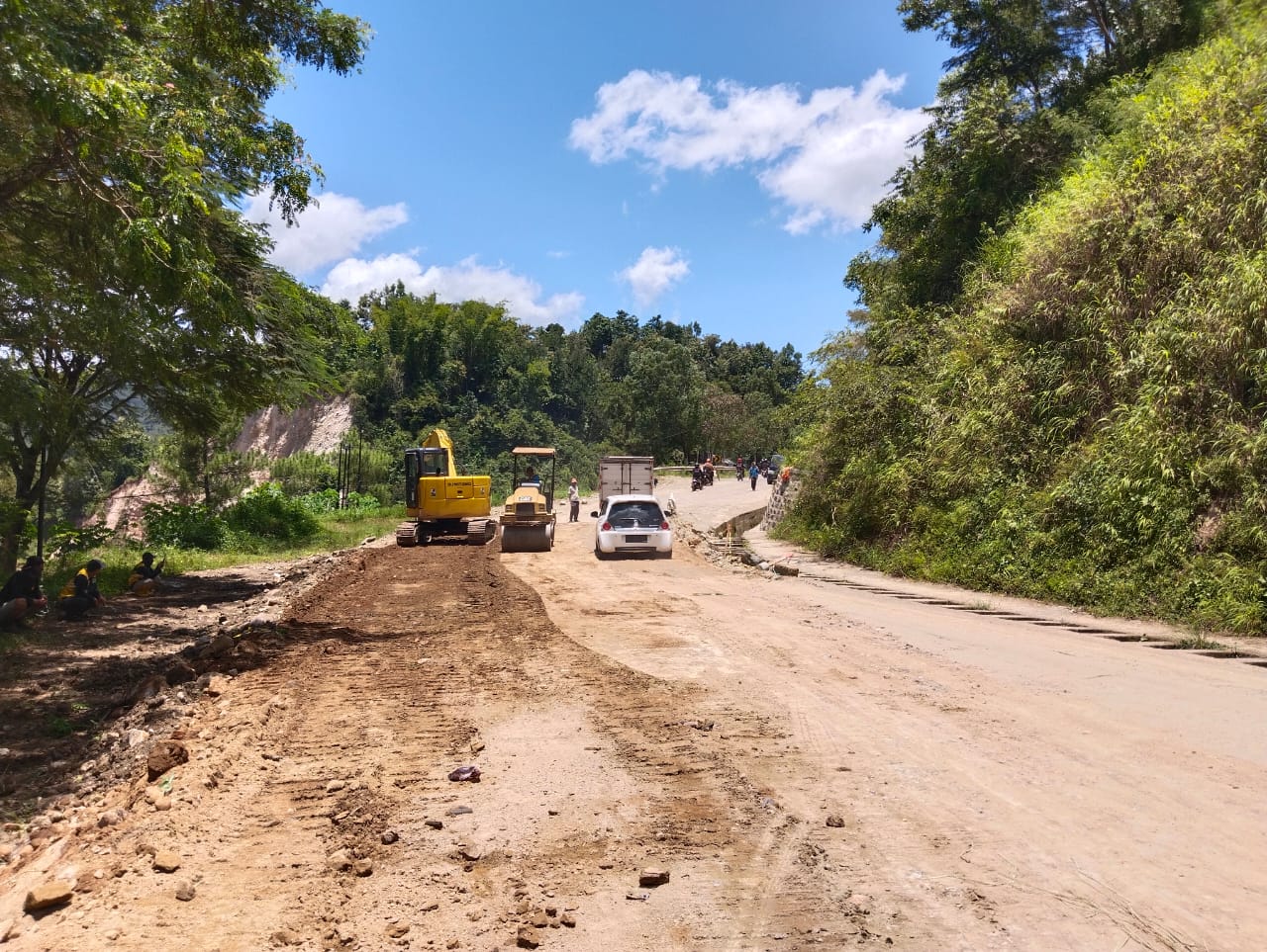 Titik lokasi jalan yang belum diaspal, karena tanah masih terus bergerak.