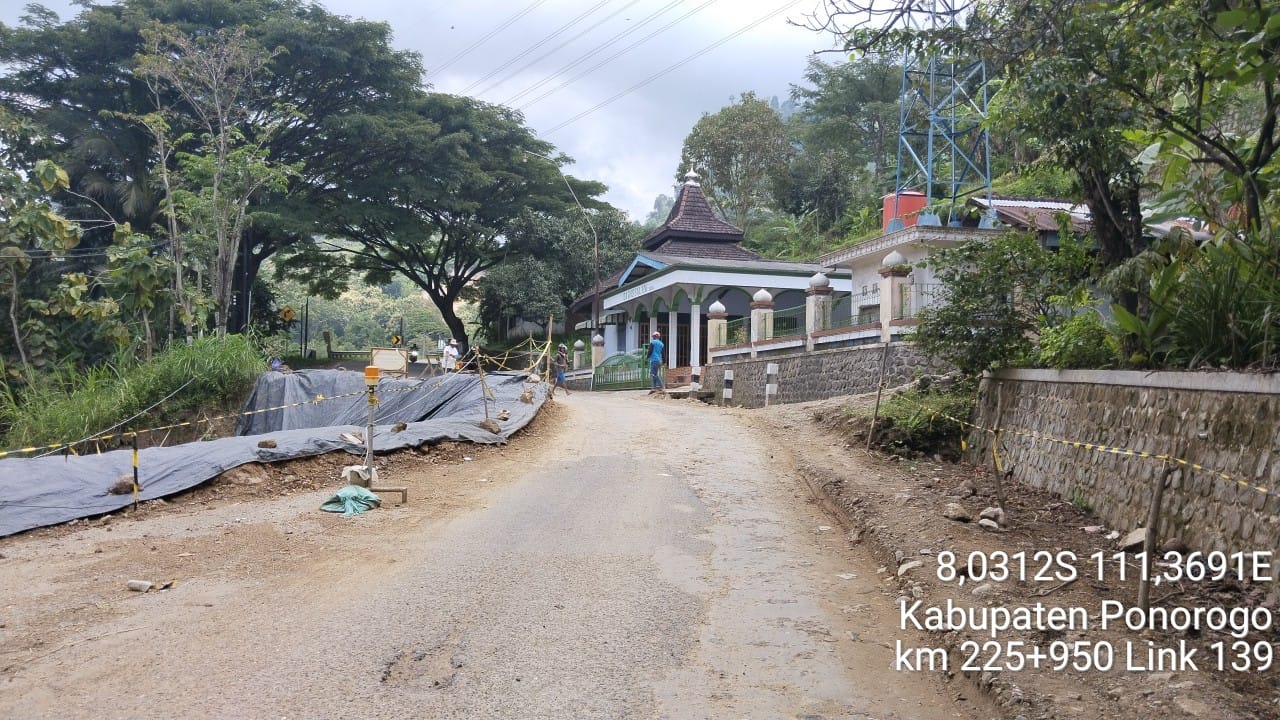 Titik lokasi yang tetap bisa dilalui dengan pengaturan lalu-lintas.