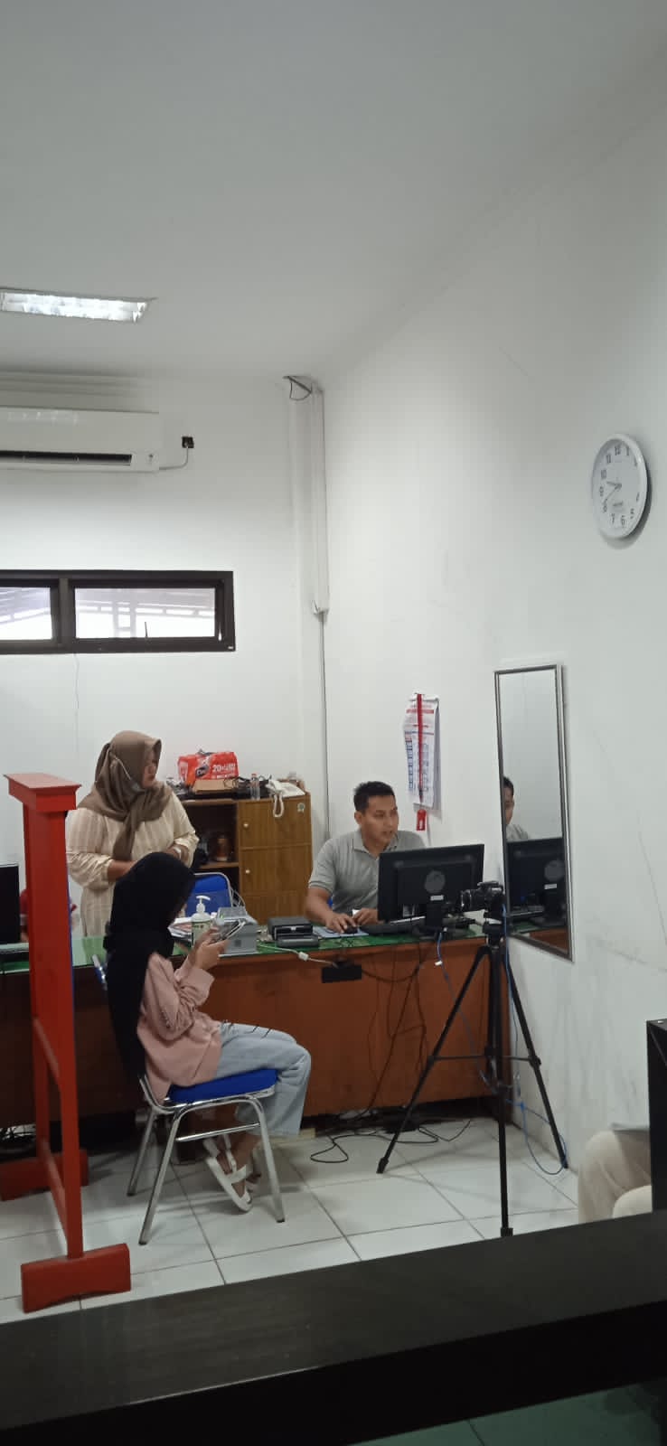 Dispendukcapil Pacitan buka jam pelayanan saat libur lebaran.