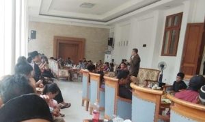 Mas Aji saat bersilaturahmi di hari lebaran bersama masyarakat.