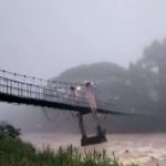 Jembatan gantung di Kecamatan Arjosari.