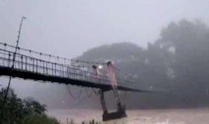 Jembatan gantung di Kecamatan Arjosari.