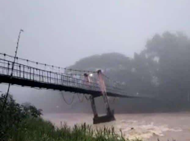 Jembatan gantung di Kecamatan Arjosari.