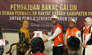 PKS Pacitan saat serahkan dokumen bakal calon ke KPU.
