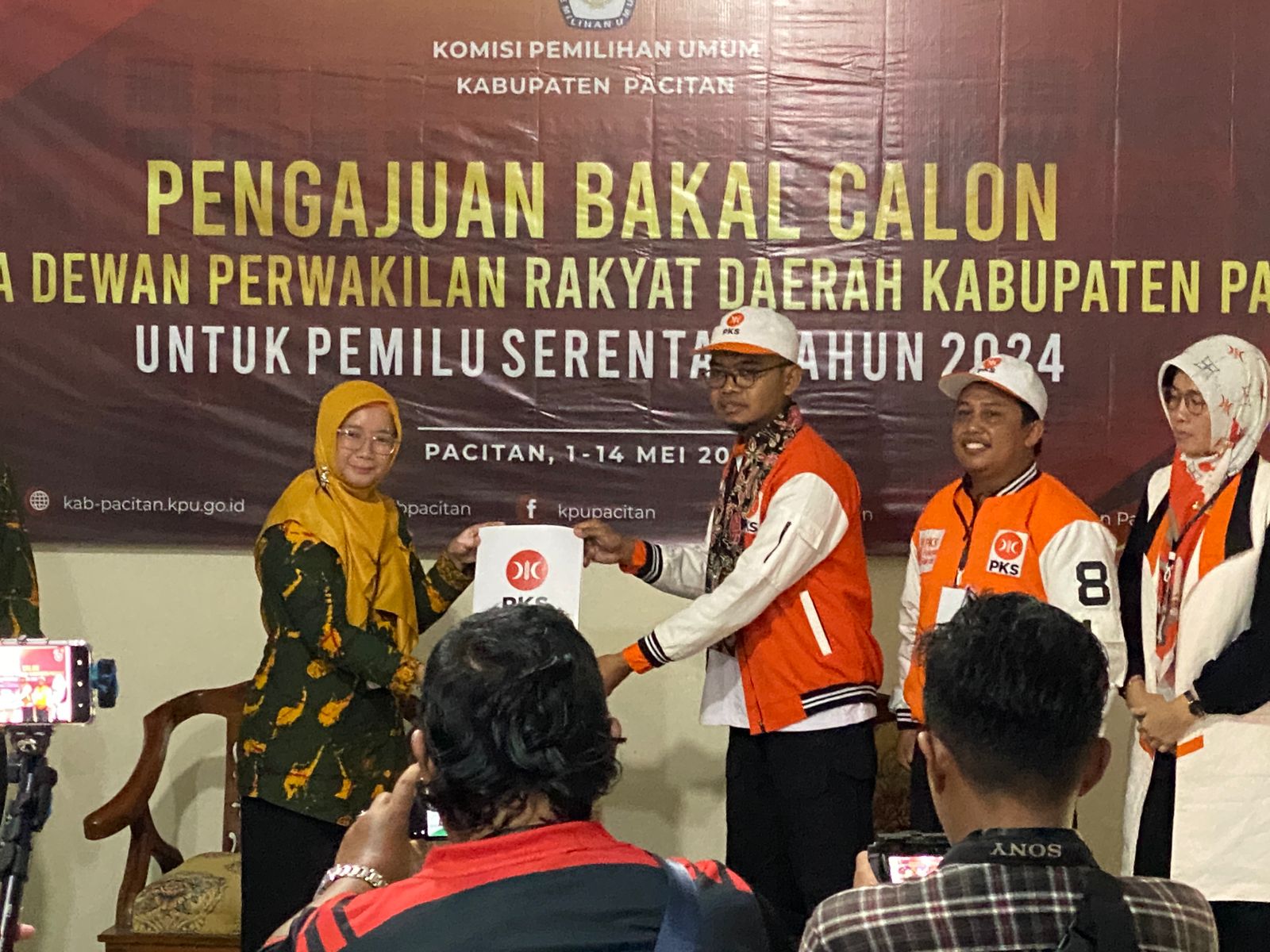 PKS Pacitan saat serahkan dokumen bakal calon ke KPU.