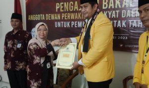 Gagarin serahkan dokumen Bacaleg Golkar ke KPU.