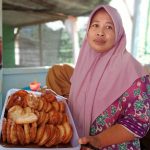 Bu Purwani dengan kue cucur yang pernah disantap Presiden SBY saat berkunjung ke Pacitan.