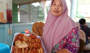 Bu Purwani dengan kue cucur yang pernah disantap Presiden SBY saat berkunjung ke Pacitan.