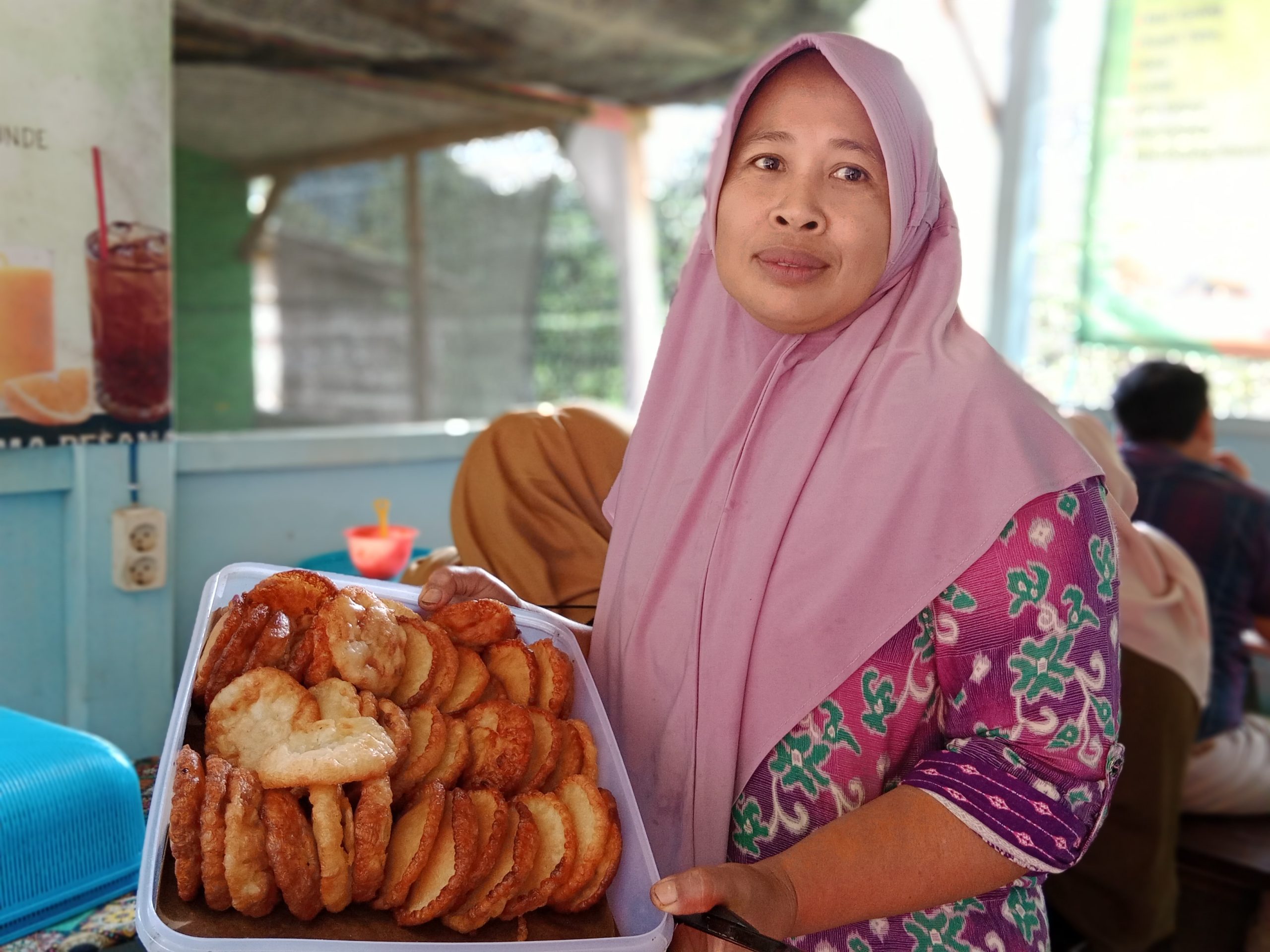 Bu Purwani dengan kue cucur yang pernah disantap Presiden SBY saat berkunjung ke Pacitan.