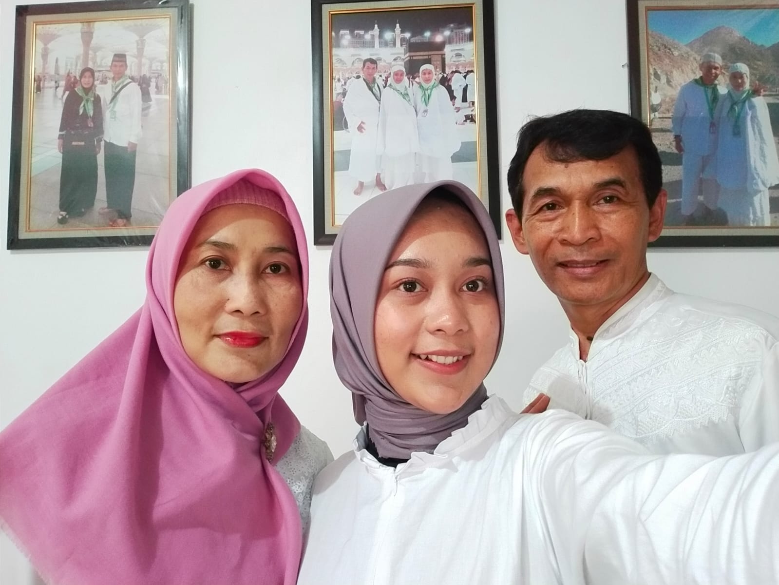 Nanik Mulyani (kiri) bersama Keluarga besarnya.