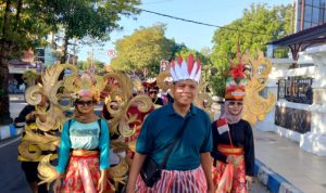 Tri Mudjiharto saat mengikuti pawai hias