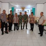 Kabid Pemerintahan Desa, Dinas PMD Pacitan Sigit Dani saat melakukan monev.