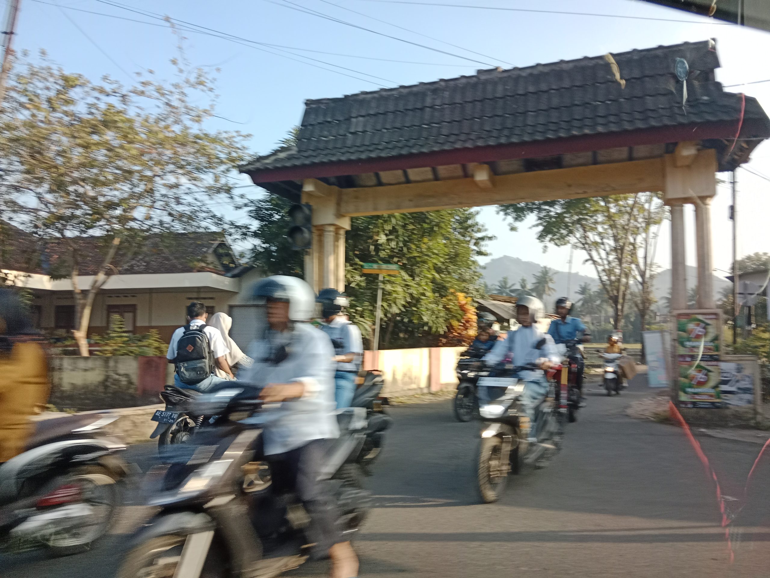 Perempatan Mbah Takim, Bangunsari yang perlu penjagaan petugas saat jam masuk sekolah.