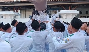 Ipda Saras berkali-kali dilempar ke udara oleh paskibra
