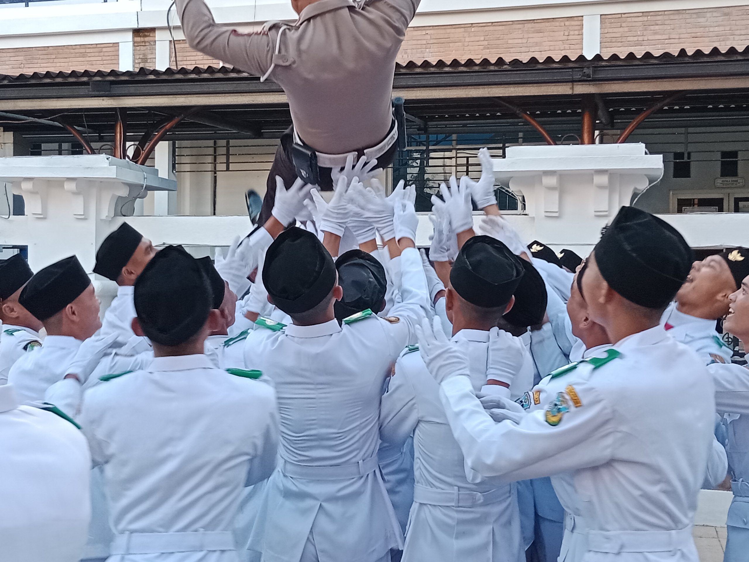 Ipda Saras berkali-kali dilempar ke udara oleh paskibra
