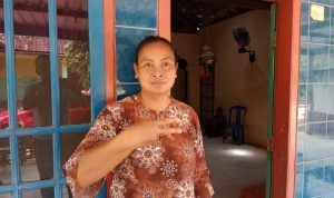 Emak-emak Desa Watukarung, Sularmi, siap menangkan Bupati Aji di Pilbup 2024.