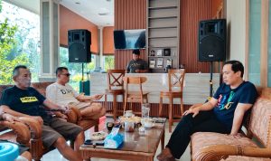 IWA saat berkunjung ke kediaman salah seorang pengusaha di Pacitan