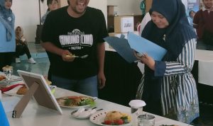 Munirul saat hendak menyuapi dewan juri.
