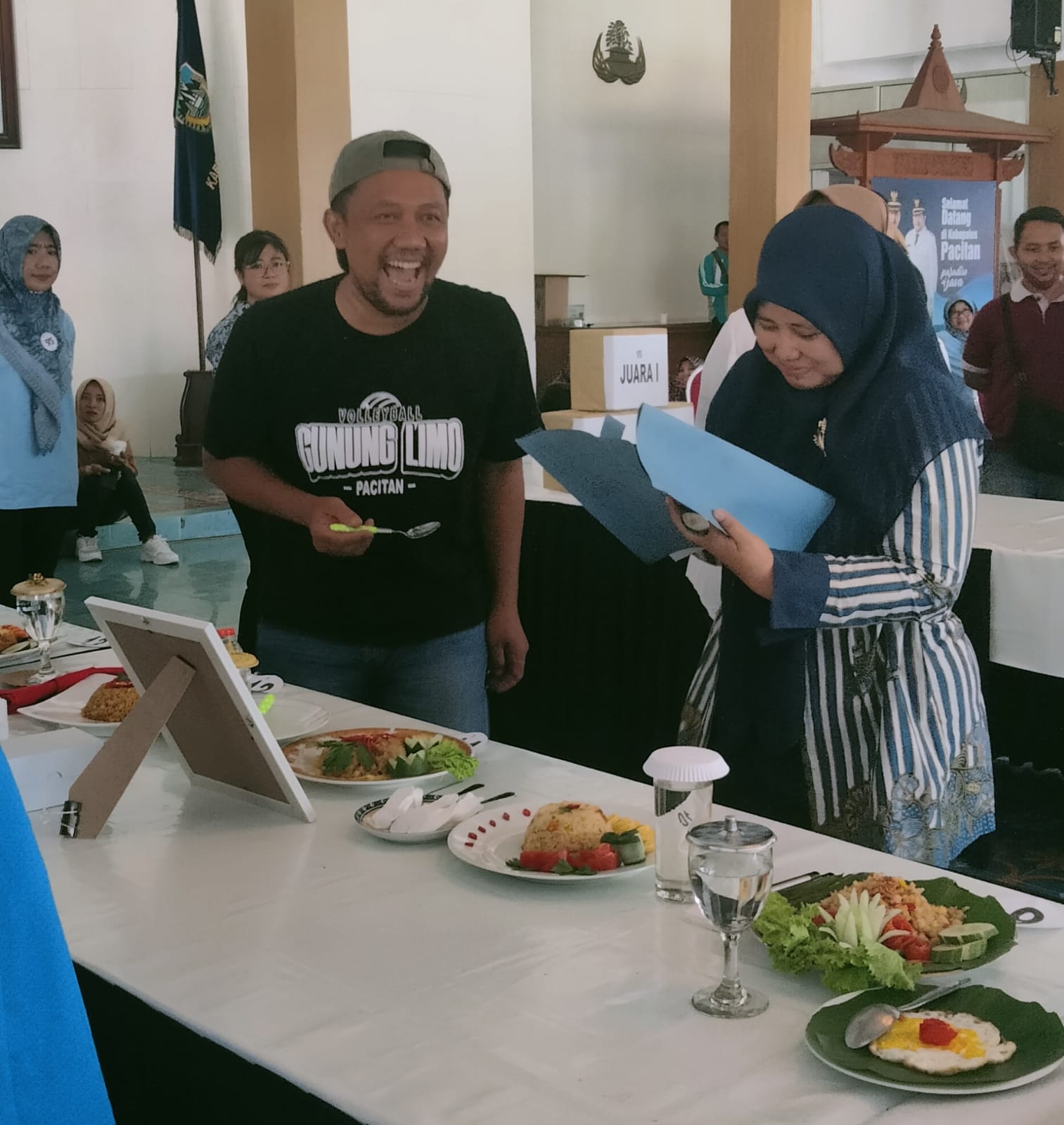 Munirul saat hendak menyuapi dewan juri.