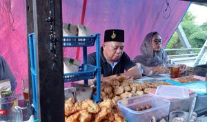 Ny Evi saat ngopi di warung angkringan