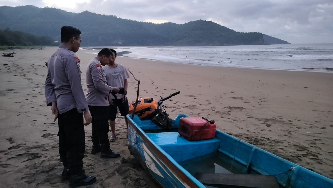 Perahu korban laka laut yang nenepi