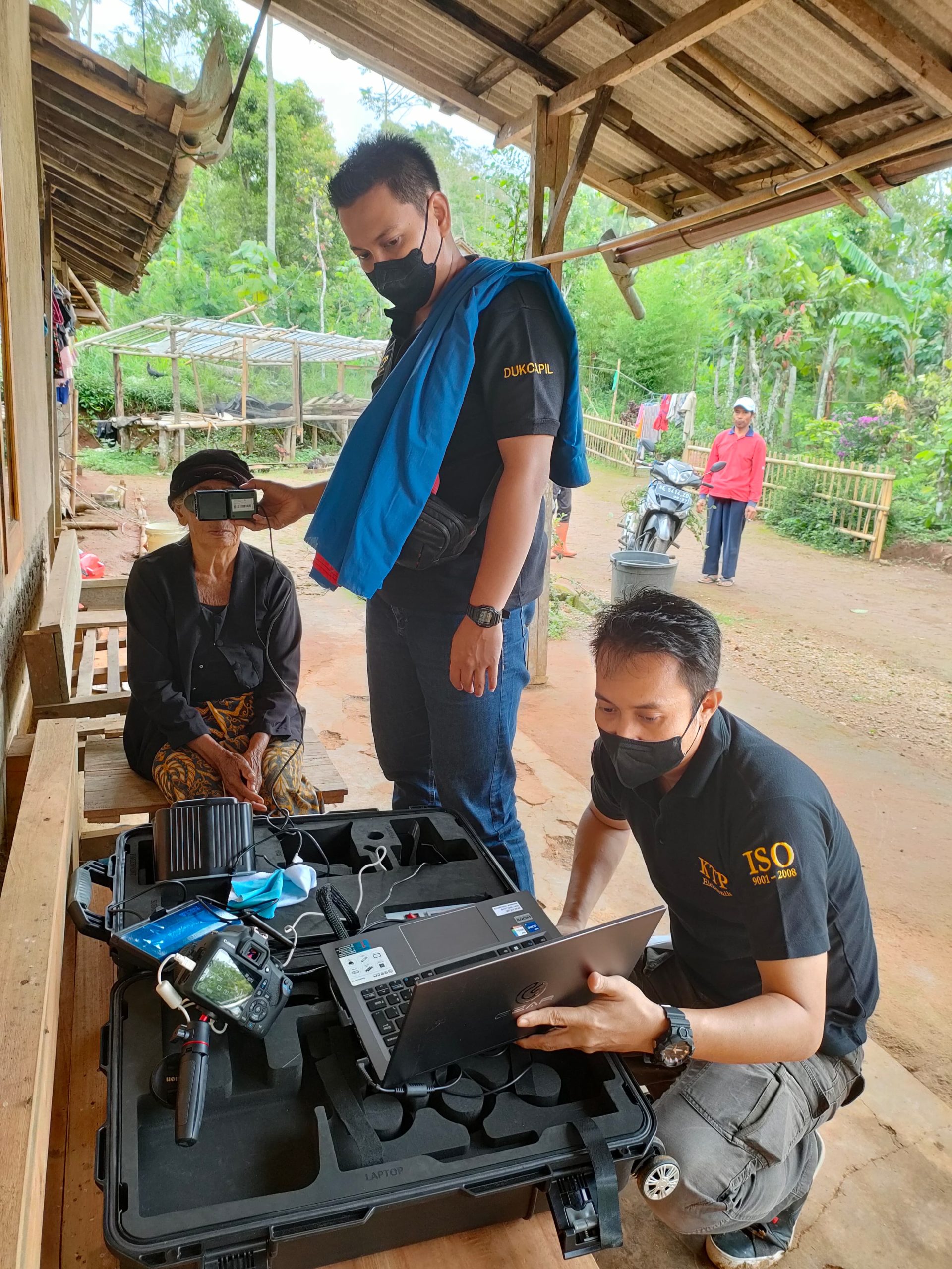 Kegiatan jemput bola Dispendukcapil Pacitan