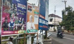 Reklame politik yang mengganggu kenyamanan pengendara