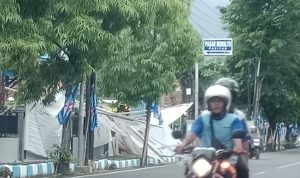 Tiga baliho calon DPD ambruk