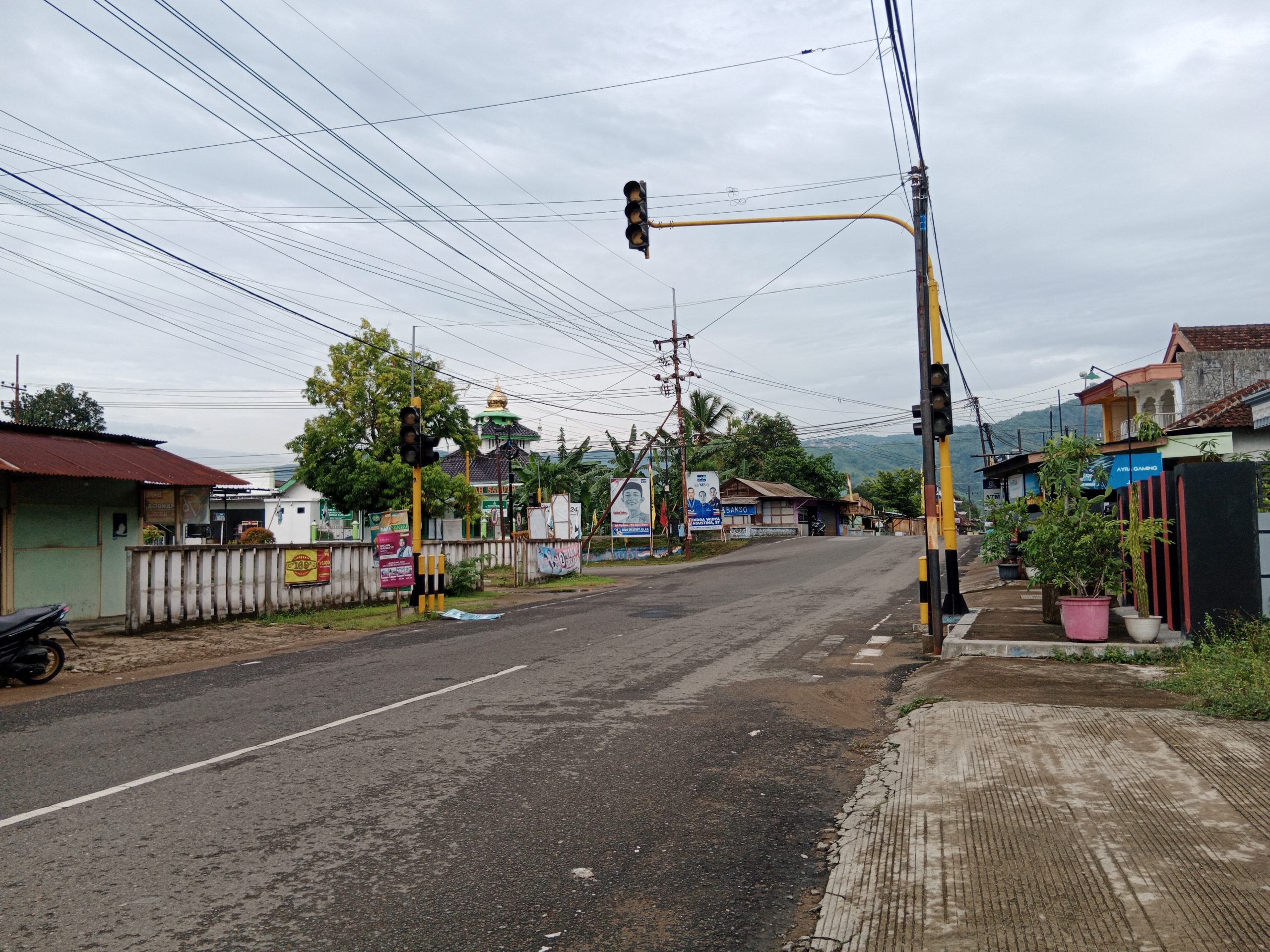 Tersambar petir Apill di persimpangan Gerdon mati total.