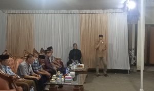 Mas Indra saat bersilaturahmi dengan warga Blumbang