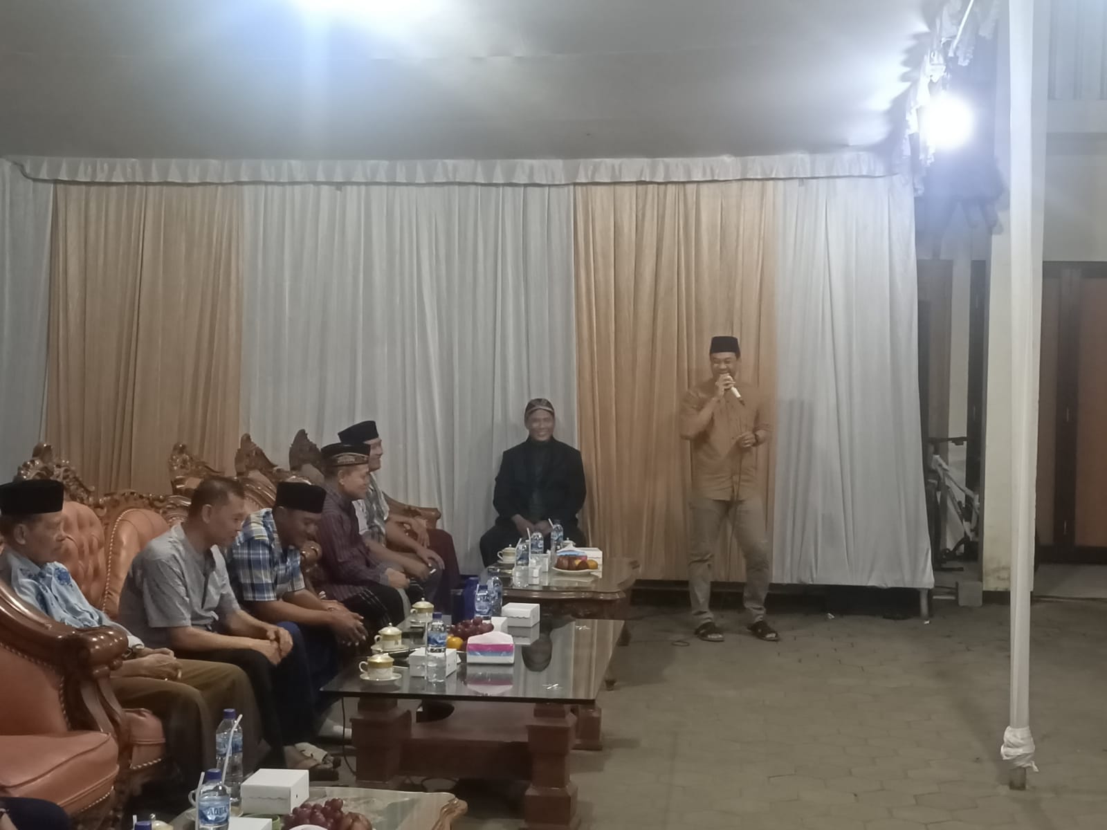 IMG-20240203-WA0052 Mas Indra saat bersilaturahmi dengan warga Blumbang
