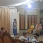 Mas Aji saat bersilaturahmi dengan warga sekampungnya.