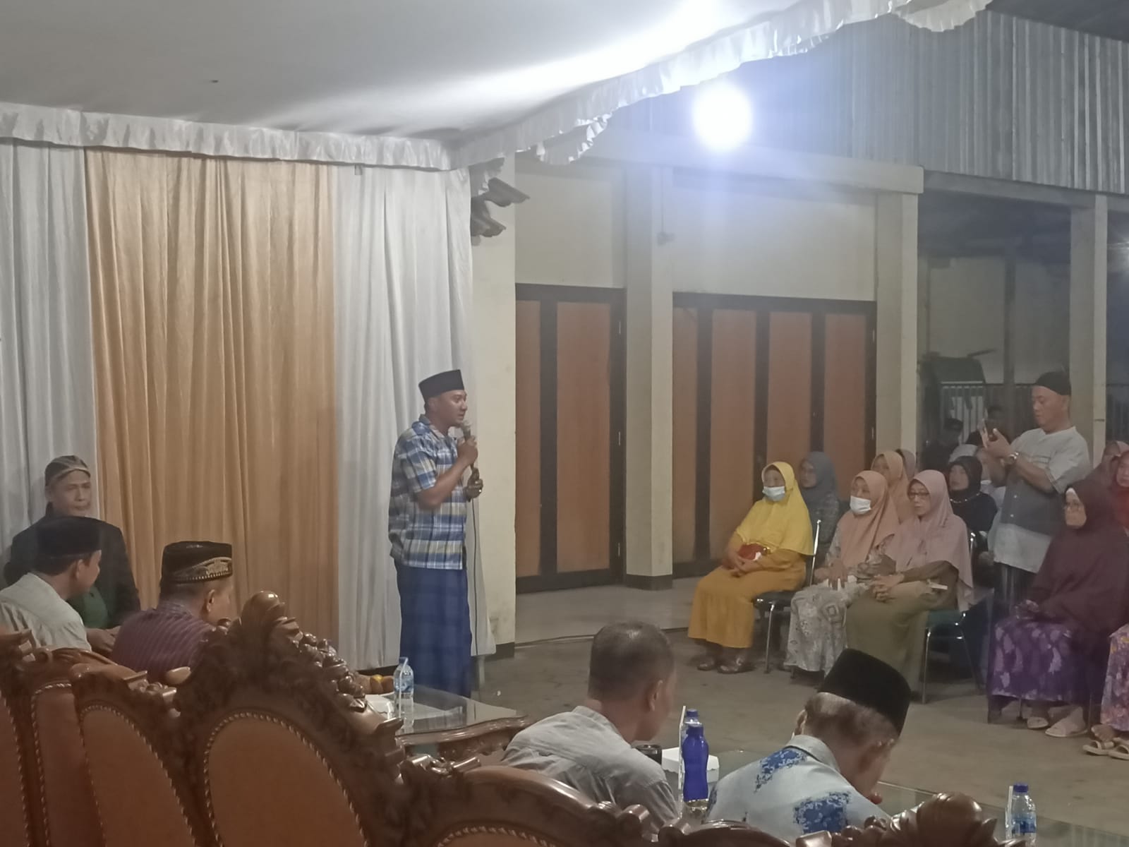 Mas Aji saat bersilaturahmi dengan warga sekampungnya.